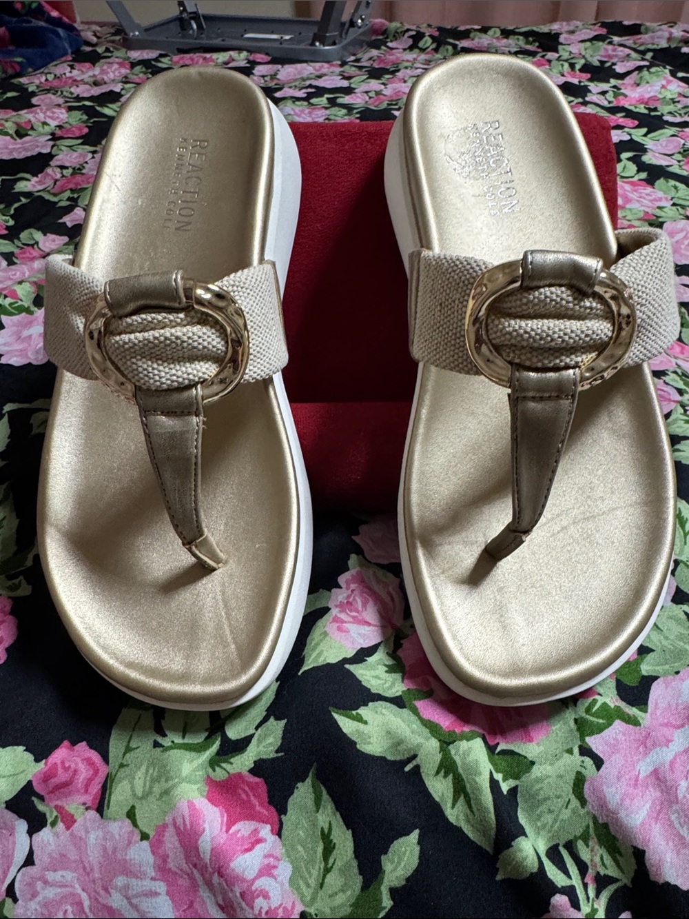 NEW Kenneth Cole Reaction Metallic Gold and Beige Slide Sandals